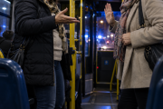 Se pelearon en un colectivo de Río Grande y el chofer frenó frente a una comisaría