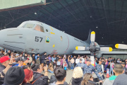 Una multitud copó la Base Aeronaval y disfrutó de cerca los aviones y helicópteros de la Armada