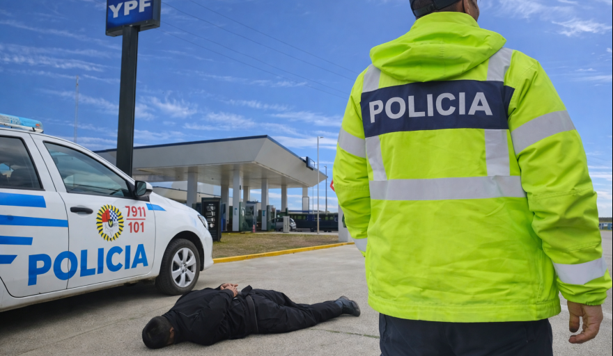 Escándalo en YPF Circunvalación: cliente no pagó combustible, agredió a un policía y terminó detenido
