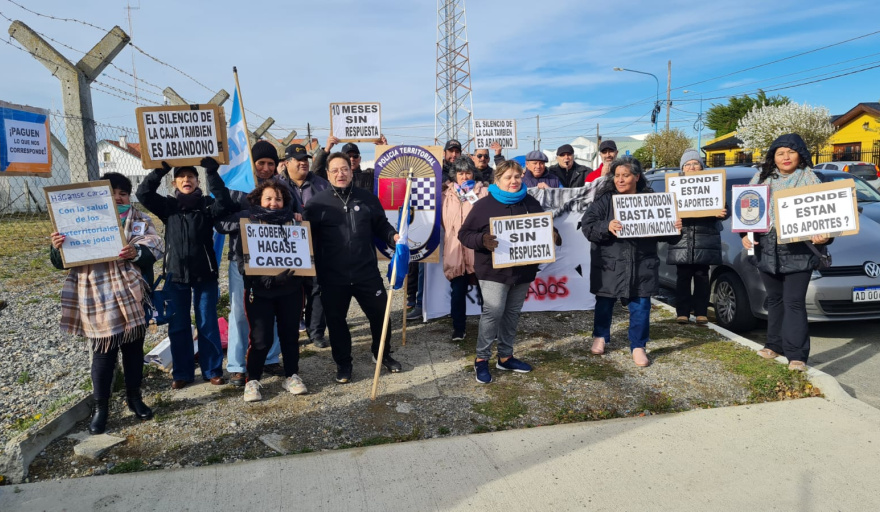 Policías territoriales retirados se manifestaron en las afueras de la presentación de Terra Ignis